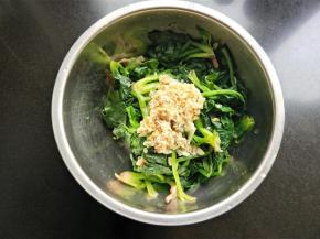 将蒜蓉，白芝麻倒入碗中。