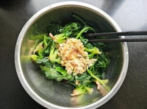 倒入调料汁，拌匀。
