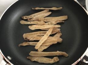 沙虫小火慢炒至出香味
（可以不炒直接煲，但稍为炒制后煲汤会更香，甜，鲜，且不显腥味，看个人喜欢哈）
