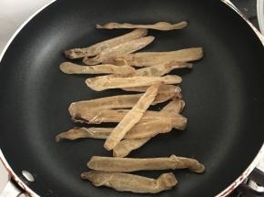 沙虫小火慢炒至出香味
（可以不炒直接煲，但稍为炒制后煲汤会更香，甜，鲜，且不显腥味，看个人喜欢哈）
