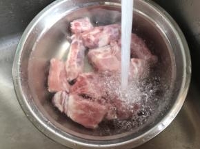 排骨先清水浸泡约20分钟，去除血水