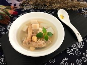 无以形容的鲜美滋润，非常真诚推荐这款男女老少皆宜靓汤！