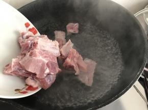 锅里加水加几滴料酒烧开后，排骨倒进去飞水处理去异味杂质等