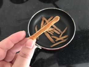 沙虫炒至金黄香脆就好，千万别炒过火糊了会发苦，记住，小火！小火！ ！小火炒！ ！！不放油哟！