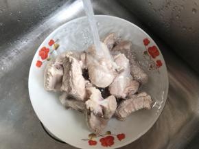 想要汤水更加清澈干净的，排骨飞水后再清水冲洗一下浮沫（这步也可免）