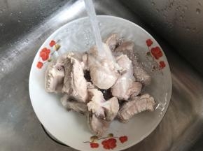 想要汤水更加清澈干净的，排骨飞水后再清水冲洗一下浮沫（这步也可免）