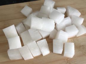 白萝卜去皮切块备用