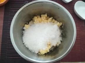 软化的黄油，加入绵白糖，搅拌均匀。