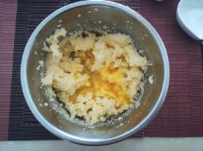 黄油和白糖均匀以后，加入蛋液一起搅拌均匀。