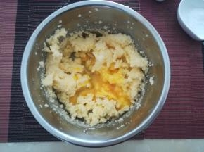 黄油和白糖均匀以后，加入蛋液一起搅拌均匀。
