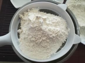 过筛，把粉均匀的筛入黄油中