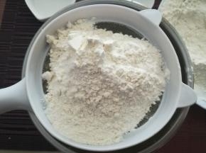 过筛，把粉均匀的筛入黄油中