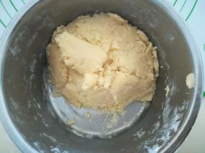 用刮刀搅拌均匀，成无干粉状态。形成面团。