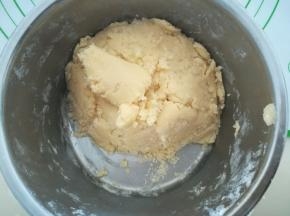 用刮刀搅拌均匀，成无干粉状态。形成面团。