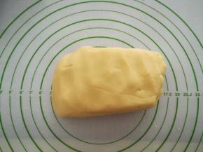 将面团移到垫子上，用刮刀切割面团，上下叠堆，按压，至到形成一个光滑的面团。