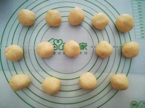 把面团分成30g一个的剂子，搓圆。