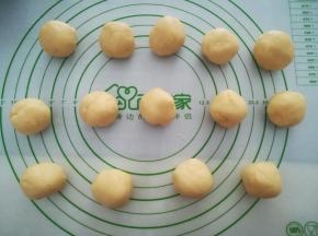 把面团分成30g一个的剂子，搓圆。