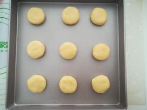 把面团放入烤盘中，压成圆饼状。