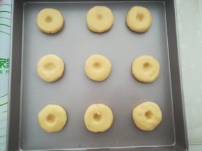 圆饼中往下按出一个凹洞。我用硅胶铲柄按的。