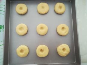 圆饼中往下按出一个凹洞。我用硅胶铲柄按的。