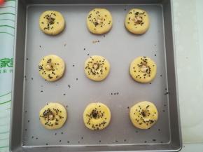 刷上蛋液，撒上黑芝麻粒。