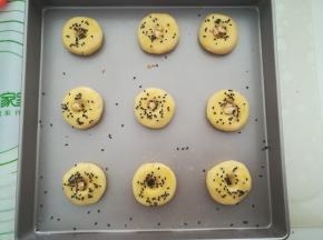 刷上蛋液，撒上黑芝麻粒。