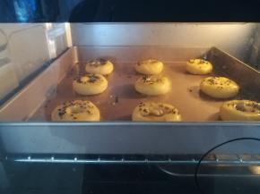 放入180度预热的烤箱，上下火180℃，25分钟。