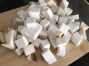 杏鲍菇洗净切块备用