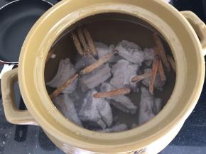 然后除白萝卜和杏鲍菇外，全部放汤锅里，加入清水