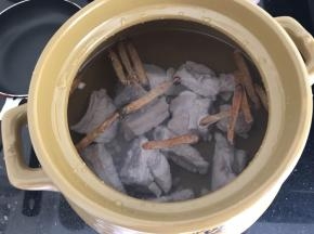 然后除白萝卜和杏鲍菇外，全部放汤锅里，加入清水