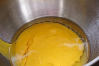 玉米油和芒果酸奶混合