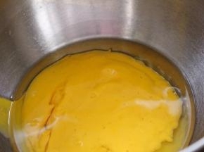 玉米油和芒果酸奶混合