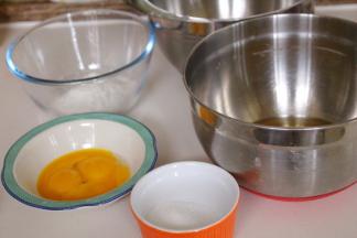 称量好其他的材料，蛋清蛋黄分离，烤箱165度预热