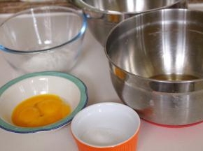 称量好其他的材料，蛋清蛋黄分离，烤箱165度预热