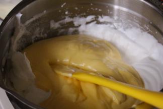 将搅拌均匀的蛋糕糊倒入剩余的蛋白霜中