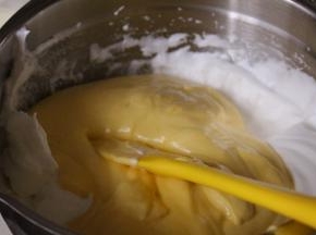 将搅拌均匀的蛋糕糊倒入剩余的蛋白霜中