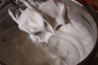 细砂糖分三次加入到打发的蛋清中，直至打发到干性发泡