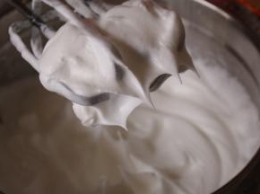 细砂糖分三次加入到打发的蛋清中，直至打发到干性发泡