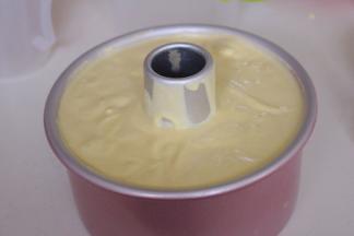 将搅拌均匀的蛋糕糊倒入模具，另外我又用了三个纸杯模具，震出气泡。放入烤箱，165度40分钟