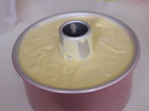 将搅拌均匀的蛋糕糊倒入模具，另外我又用了三个纸杯模具，震出气泡。放入烤箱，165度40分钟