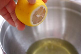 蛋白中挤入几滴柠檬汁