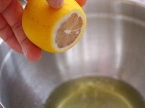 蛋白中挤入几滴柠檬汁