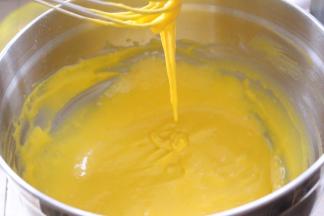 搅拌均匀，搅拌好的蛋黄糊放一边备用