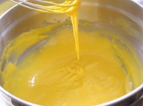 搅拌均匀，搅拌好的蛋黄糊放一边备用