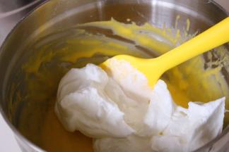 取三分之一的蛋白霜到蛋黄糊中