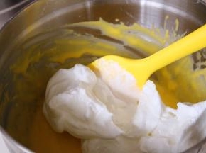 取三分之一的蛋白霜到蛋黄糊中