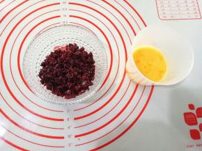 蔓越莓切碎，鸡蛋打散，称好所需蛋液。