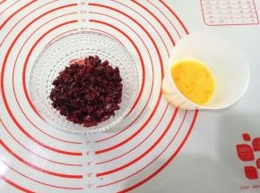 蔓越莓切碎，鸡蛋打散，称好所需蛋液。