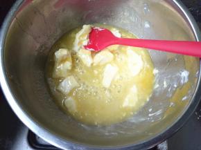 牛奶，奶油奶酪，黄油，白糖一起放入不锈钢盆中（奶锅也可以）。