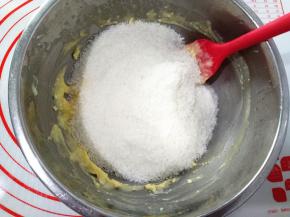 放置温热时放入椰蓉。